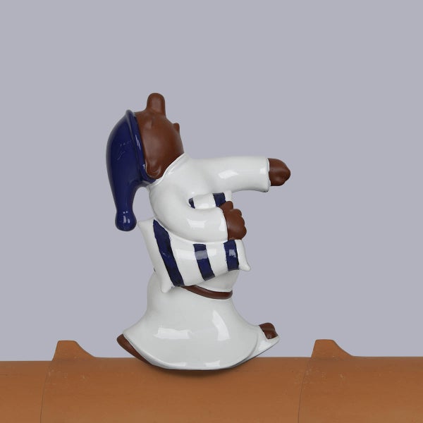 Dachschmuck Schlafwandler als Firstfigur aus Keramik auf einem Firstziegel.