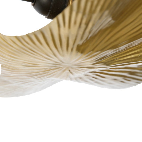 Nahaufnahme einer Deckenleuchte mit Blattdesign