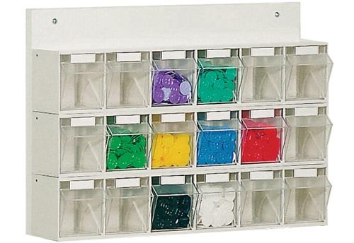 Wandregal mit transparenten Behältern zur Aufbewahrung