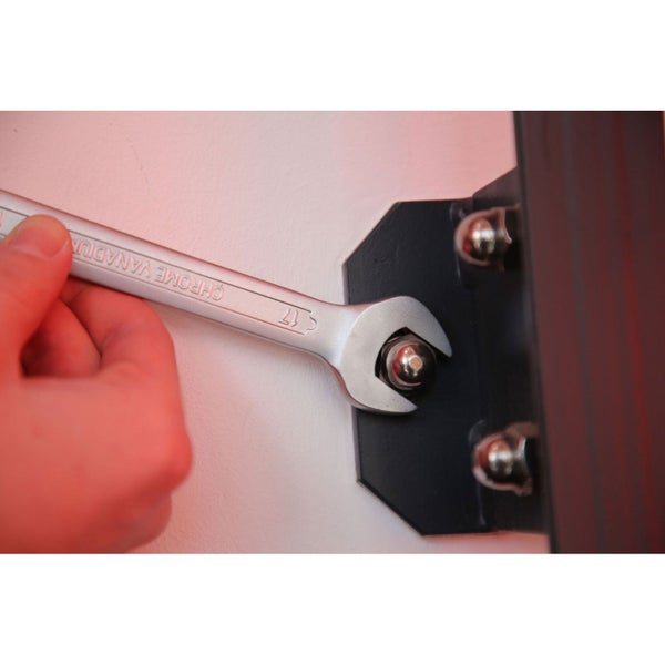 Ein Maulschlüssel aus Chrom-Vanadium zieht eine Schraube fest.