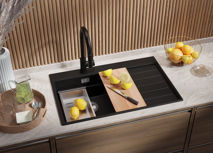 Küchenszene mit Spüle, Armatur, Schneidebrett und Zitronen