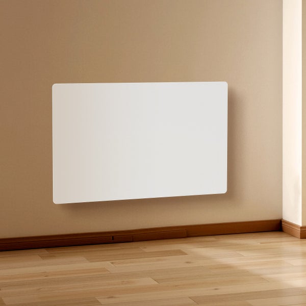 Flaches Heizpaneel an einer Wand in einem Raum.