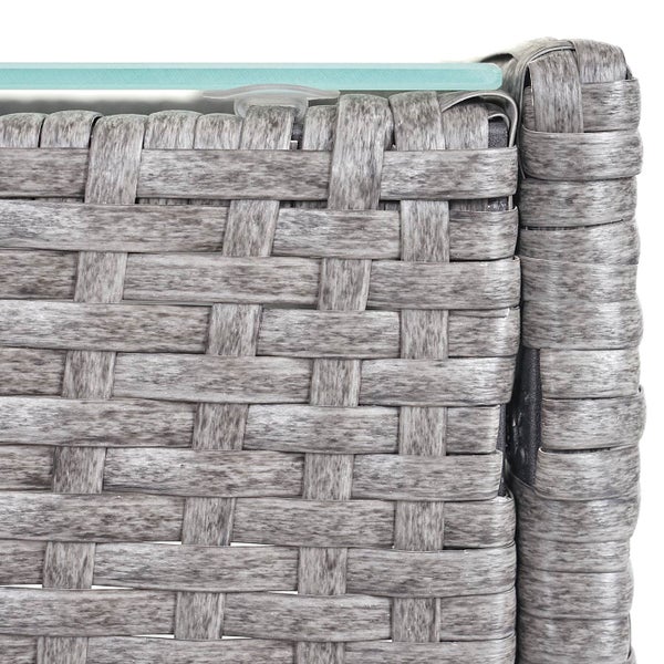 Detailansicht eines Gartenmöbels aus grauem Polyrattan-Geflecht mit einer aufliegenden Glasplatte.