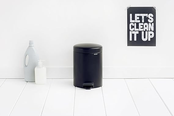 Brabantia Klassischer Tretmülleimer Mit Soft Verschluss 5 Liter HxBxT 30,2 x 26,3 x 21,7 cm Metall Metallik Schwarz