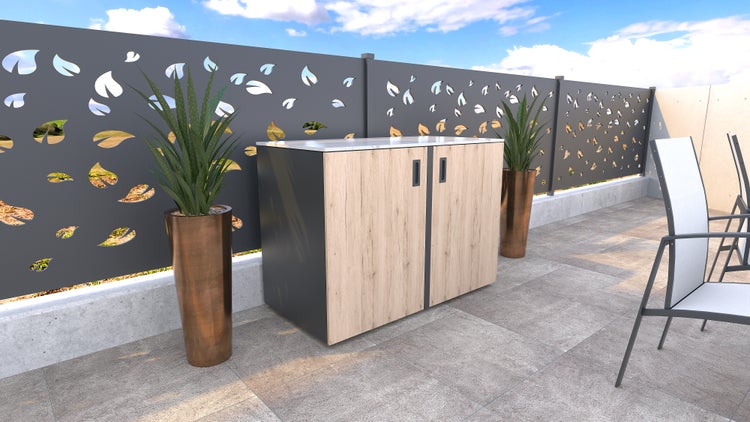 Terrasse mit Dekowand, Pflanzgefäßen und Gartenschrank