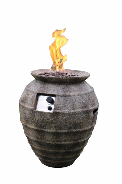 Gasfeuerstelle in Amphorenform aus Steinoptik mit Lavasteinen und sichtbarer Flamme.