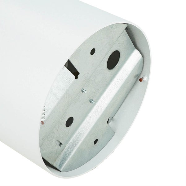 Detailaufnahme des Innenlebens einer weißen Deckenleuchte, das die Metallkonstruktion zeigt