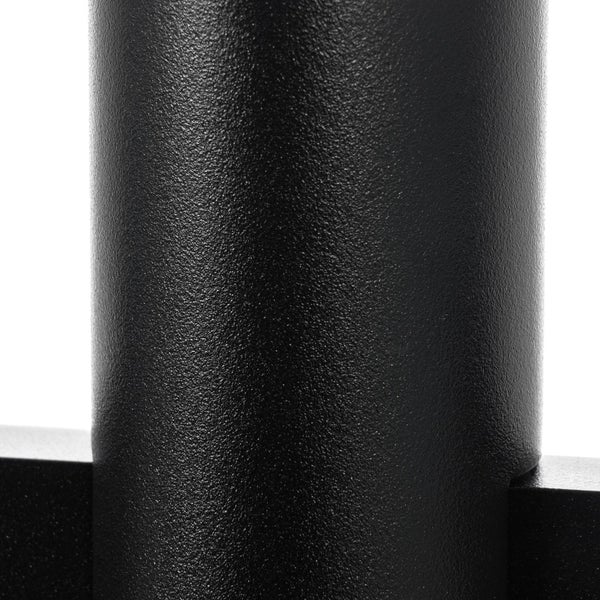 Detailaufnahme eines schwarzen Metallpfostens