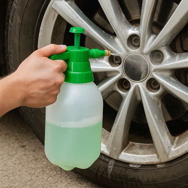 Handdrucksprühgerät wird zur Reinigung einer Autofelge mit Reinigungslösung verwendet.