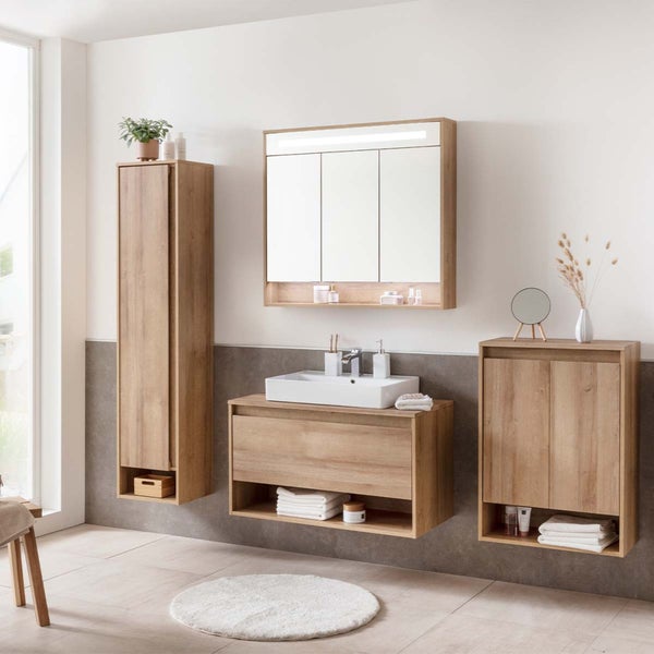 Katze in einem dreistöckigen Katzenhaus aus Wasserhyazinthe mit runden Eingängen und weichen Kissen