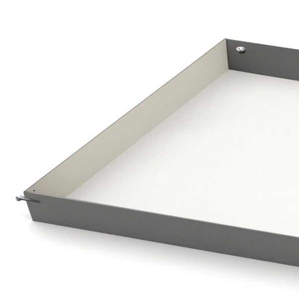 Metallboden für Regalsystem mit flachen Seitenwänden und Befestigungsschrauben.