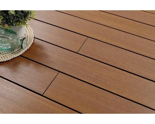 Terrassendielen in Holzoptik mit feiner Maserung und sichtbaren Fugen.