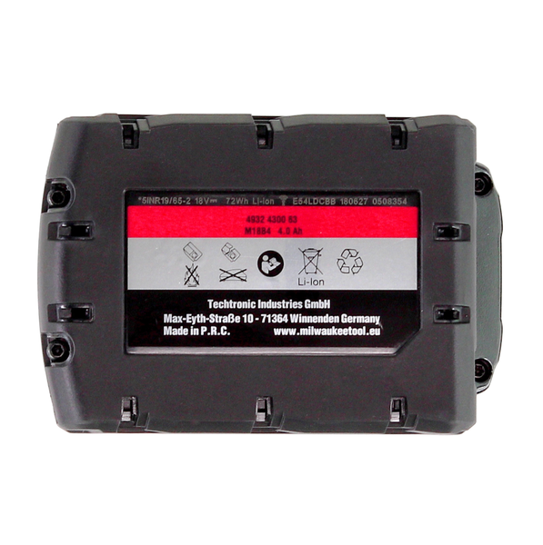 Unterseite eines Milwaukee M18 18 Volt 4,0 Amperestunden Lithium-Ionen-Akkus mit Produktspezifikationen und Sicherheitssymbolen auf dem Etikett.