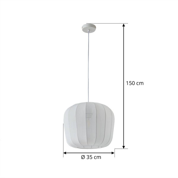 Weiße Pendelleuchte mit geriffeltem Schirm, Durchmesser 35 Zentimeter, Gesamthöhe 150 Zentimeter.