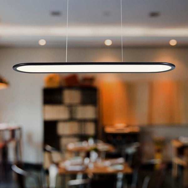Ovale LED-Hängeleuchte im Restaurant