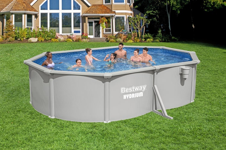 Ovales Bestway Hydrium Stahlwandbecken auf einer Rasenfläche mit mehreren Personen im Wasser. Das Set verfügt über einen Skimmer und Stützstreben.
