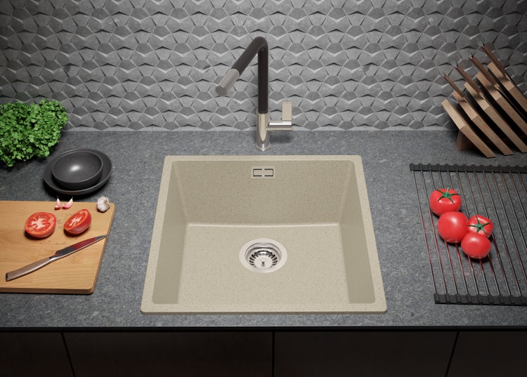 Küchenszene mit Spüle, Armatur und Lebensmitteln auf der Arbeitsplatte