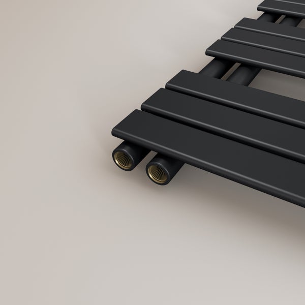 Detailansicht eines schwarzen Heizkörpers mit flachen horizontalen Lamellen und zwei runden Anschlussrohren mit Innengewinde.