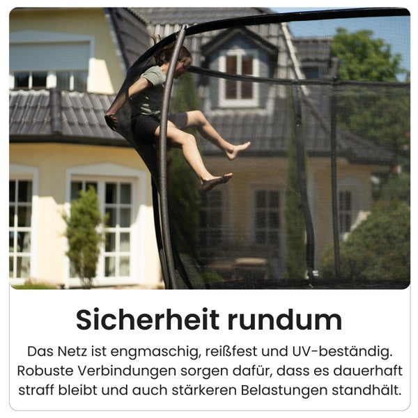 Kind springt auf einem Gartentrampolin mit Sicherheitsnetz