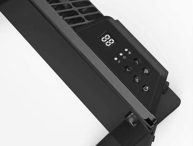 Nahaufnahme eines schwarzen Heizgeräts mit digitaler Anzeige und Bedienelementen.