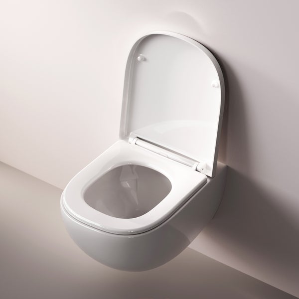 Wand-Hänge-Toilette aus Keramik mit geöffnetem Toilettensitz.