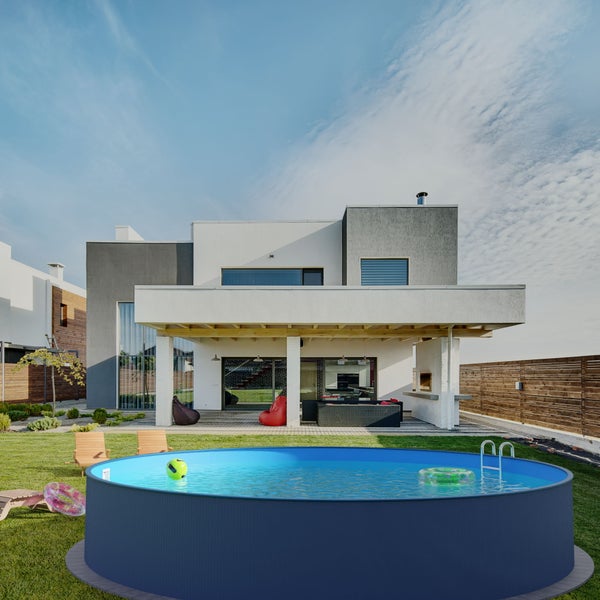 Aufblasbarer Pool im Garten eines modernen Hauses.