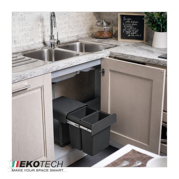 Ekotech Abfalltrennsystem für den Küchenunterschrank mit zwei herausziehbaren Kunststoff Mülleimern montiert unter einer Spüle.