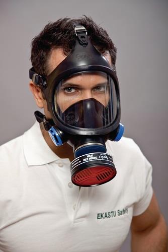 Eine Person trägt eine Atemschutzmaske von Ekastu Safety