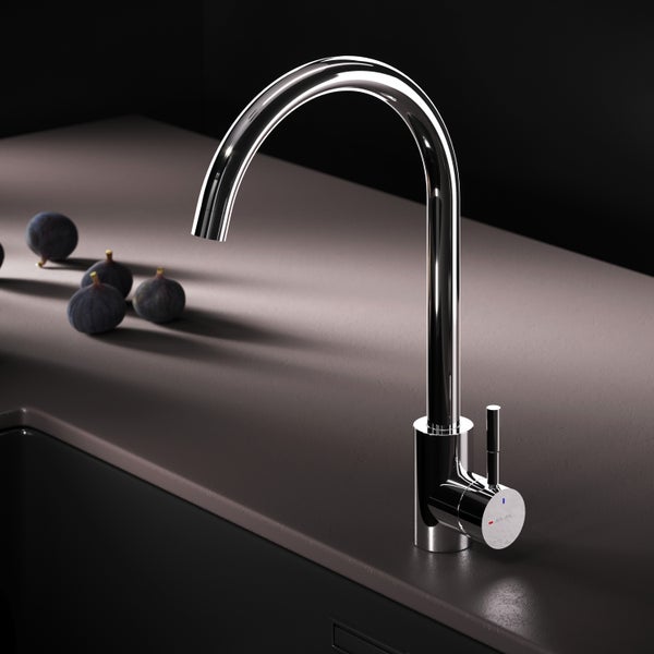 Küchenarmatur aus Chrom mit hohem Auslauf und seitlichem Hebel