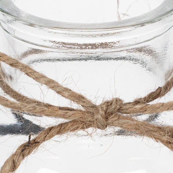 Detailansicht eines Glasgefäßes mit einer geknoteten Kordel aus Naturfaser.
