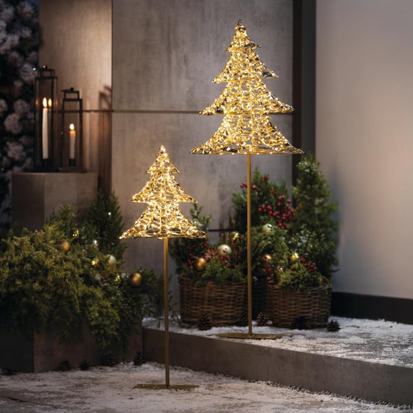 Zwei beleuchtete Tannenbäume aus Metall als weihnachtliche Dekoration im Innen- und Außenbereich.