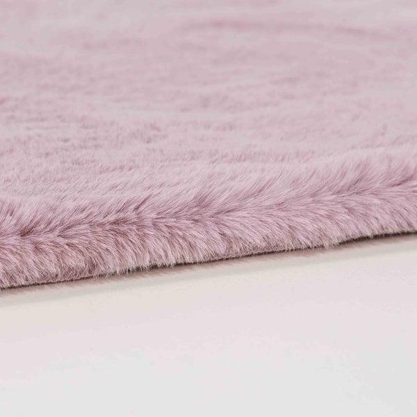 Detailaufnahme eines Teppichs mit hohem Flor