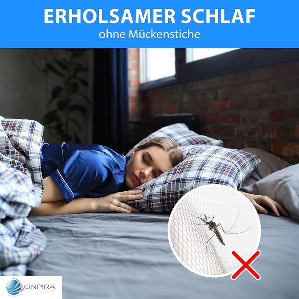 Schlafende Frau im Bett. Insektenschutzgitter stoppt eine Mücke. Onpira Logo. Text erholsamer Schlaf ohne Mückenstiche.