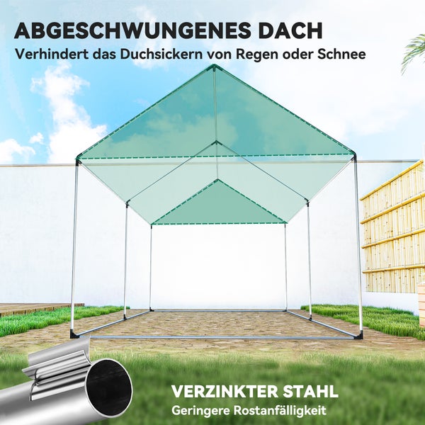 Foliengewächshaus mit aufrollbarer Tür im Garten, darin wachsende Tomatenpflanzen auf Erdboden, umgeben von Rasen und Holzzaun.