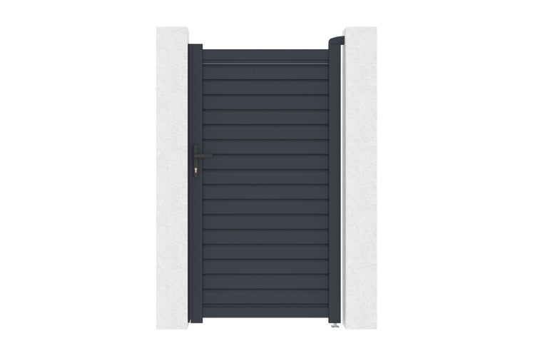 Anthrazitfarbenes Gartentor aus Aluminium mit horizontalen Lamellen und Drückergarnitur zwischen zwei weißen Pfosten.
