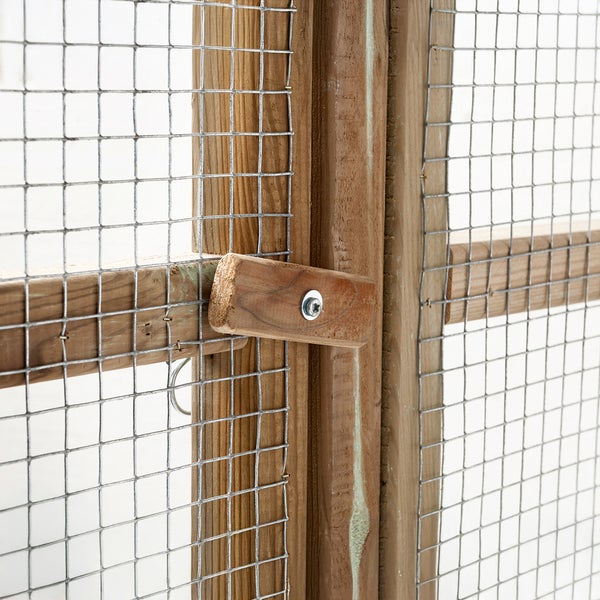 Detailansicht eines Drahtgeflechts mit Holzrahmen und Drehriegelverschluss