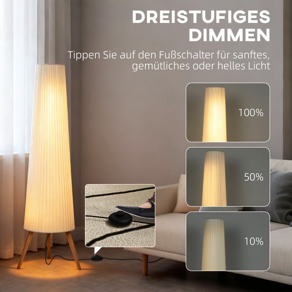 Dreistufig dimmbare Stehleuchte mit Falten-Stoffschirm, Holzbeinen und Fußschalter für 10, 50 und 100 Prozent Helligkeit.
