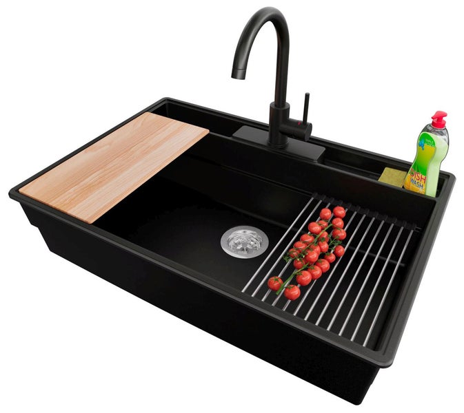 Schwarzes Spülbecken mit Abtropfgitter, Schneidebrett, Armatur, Spülmittel und Tomaten