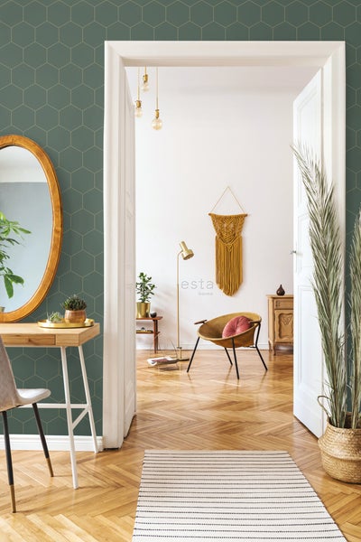 Inneneinrichtung mit geometrischer Tapete, Spiegel, Schreibtisch und Stuhl