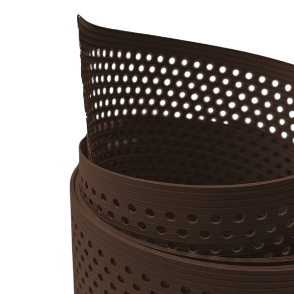 Braune Rasenkante aus Kunststoff mit Löchern