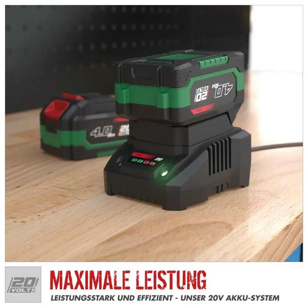 20 Volt Akku-System mit zwei Akkus und einem Ladegerät auf einer hölzernen Arbeitsfläche. Ein Akku befindet sich im Ladegerät.