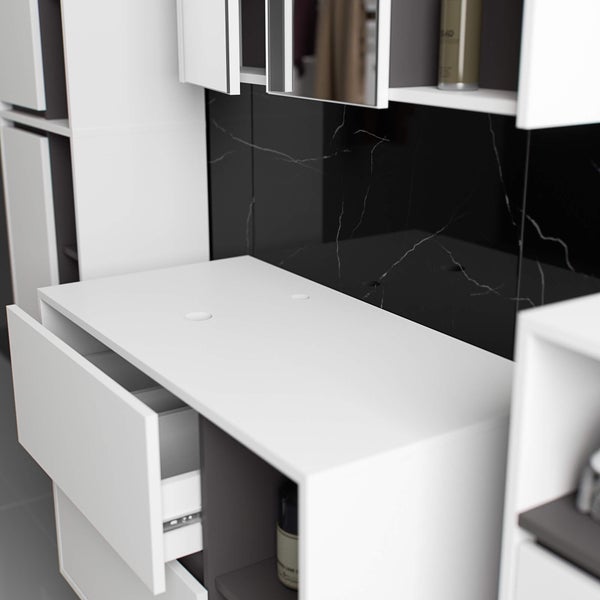 Detailaufnahme eines Badezimmermöbels mit Schublade und Ablageflächen vor einer dunklen Marmorwand