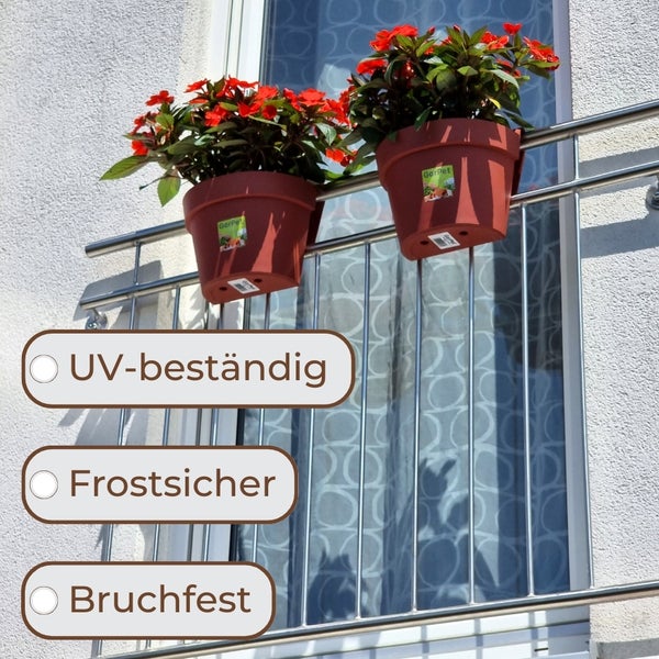 Zwei Blumenhängetöpfe an einem Balkongeländer aus Edelstahl mit Hinweisen auf UV-Beständigkeit, Frostsicherheit und Bruchfestigkeit.