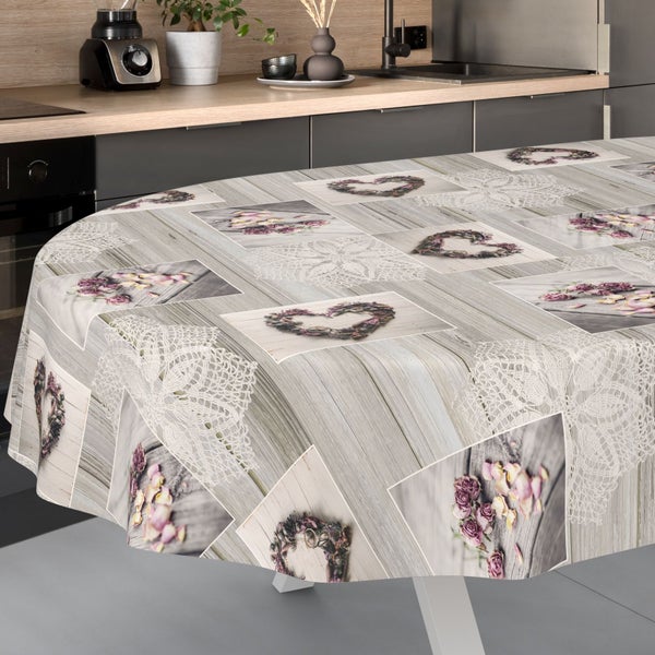 Ovale Tischdecke mit Holzdekor, Blumenherzen und Spitzenoptik auf einem Tisch in der Küche.