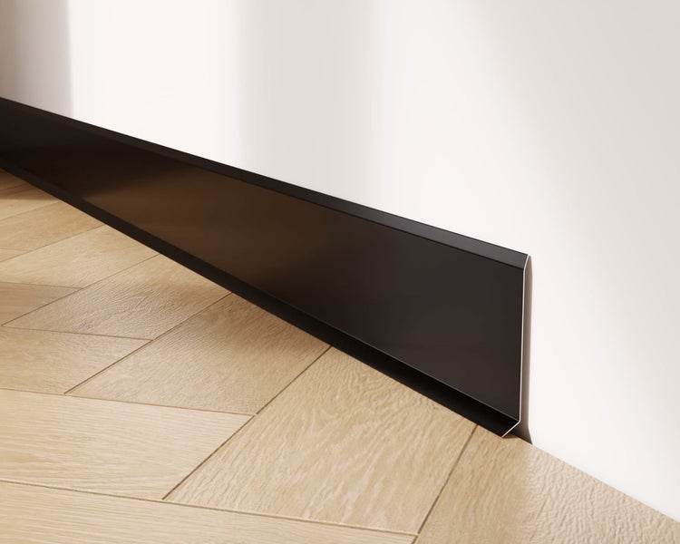Sockelleiste aus Metall an einer Wand mit Holzboden