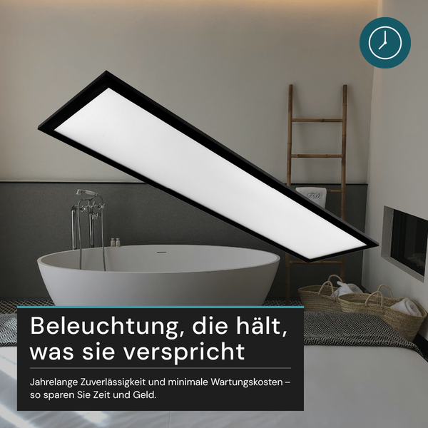 Badezimmer mit Badewanne und rechteckiger Deckenleuchte
