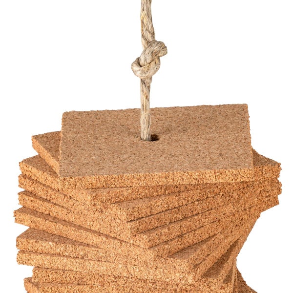 Stapel quadratischer Korkfliesen, aufgehängt an einem geknoteten Naturfaserseil.