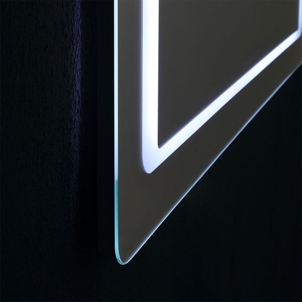 Detailansicht eines Badezimmerspiegels mit integriertem LED-Lichtstreifen an der Ecke.