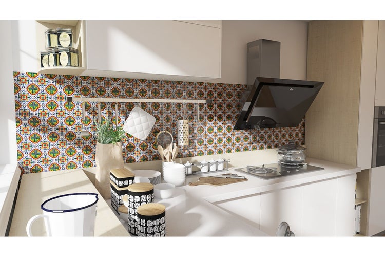 Helle Küche mit gemusterten Wandfliesen, Kochfeld und Dunstabzugshaube.