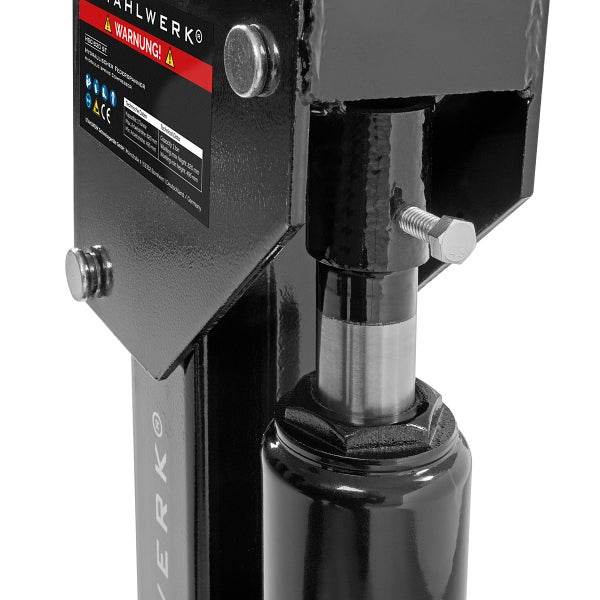 Hydraulischer Federspanner mit einer Kapazität von einer Tonne, maximaler Arbeitshöhe von 820 Millimetern und minimaler Arbeitshöhe von 495 Millimetern.